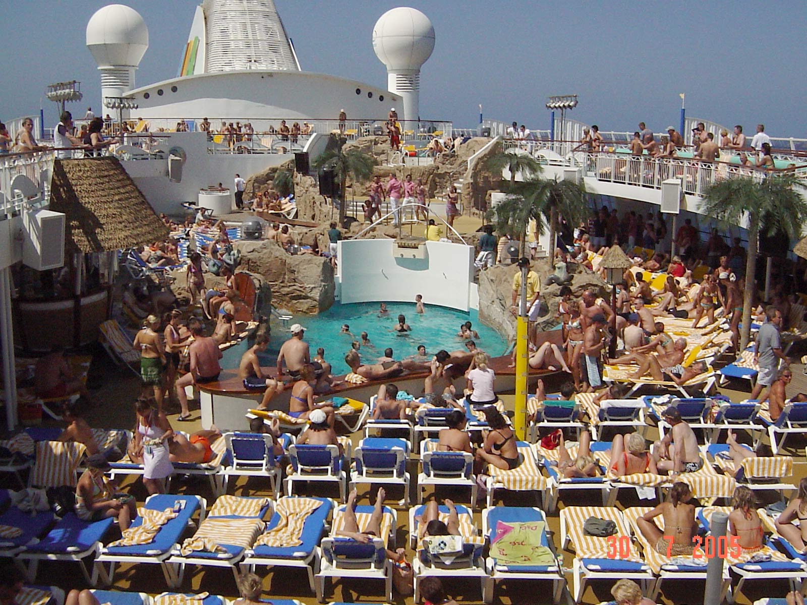 Der überfüllte Poolbereich