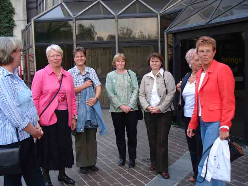 Treffen vor der Stadthalle